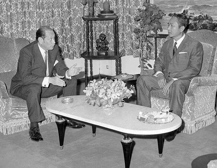 John Gunther Dean, confers with Cambodian President Lon Nol